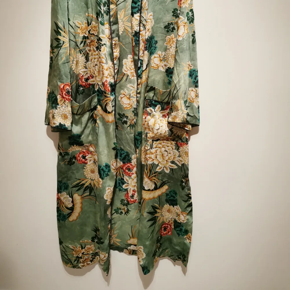 Lång kimono från Zara som är fantastisk. Passar till allt. (Saknar rep då jag aldrig använde det och slängde därav priset) nypris 1399kr.. Blusar.