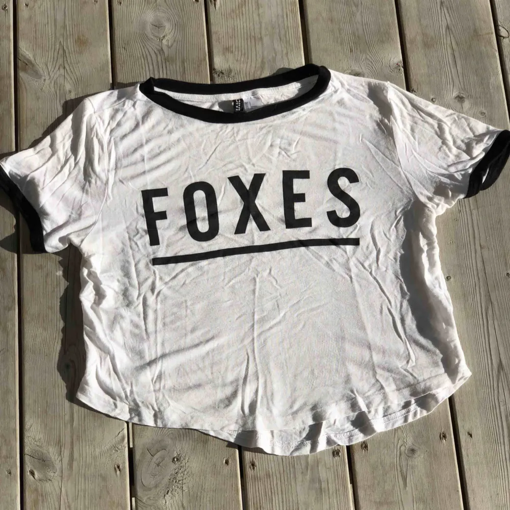 Söt crop top med texten ”foxes”. Kan skickas, köparen står för frakten. Hämtas i Onsala.. Toppar.