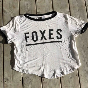  - Söt crop top med texten ”foxes”. Kan skickas, köparen står för frakten. Hämtas i Onsala.