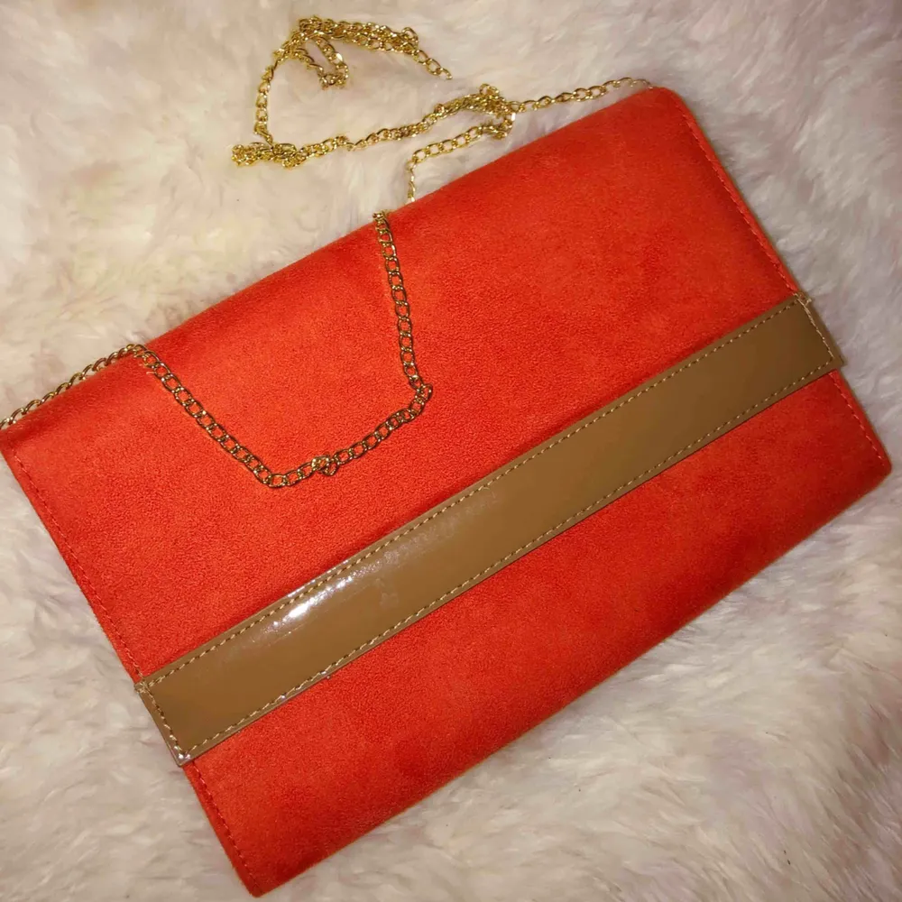 orange clutch med guldig kedja 🧡 frakt tillkommer . Väskor.