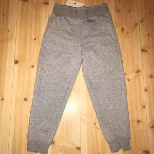  - Adidas sweatpants. Oanvända jätte fina, inget fel, jättemysiga. Nypris pris 899kr. Köparen står för frakten🥰❤️❤️