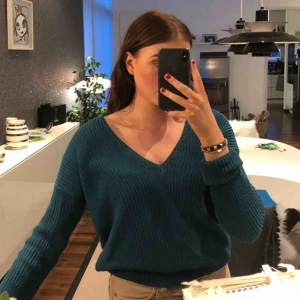  - Stickad tröja med v-ringning, går att ha båda v-ringningen bak och fram