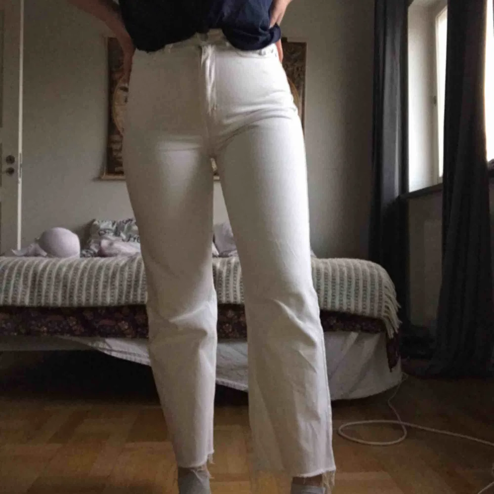 ett par vita jeans från weekday i row-modellen!! klippta vid anklarna & skitsnygga!! köpare står för frakt! (jag är 165 cm lång). Jeans & Byxor.