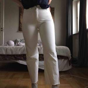 ett par vita jeans från weekday i row-modellen!! klippta vid anklarna & skitsnygga!! köpare står för frakt! (jag är 165 cm lång)