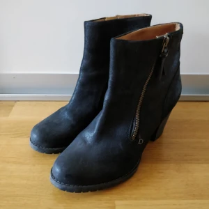  - Fina stövletter från Clarks.  Storlek: 39 Klackhöjd: 7,5. Sparsamt använda. 