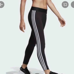  - Svart leggings från Adidas.aldrig används frakt 63kr 