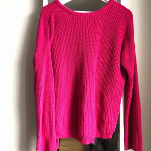  - Stickad tröja från NA-KD med V-ringning i ryggen (som även går att ha fram)!