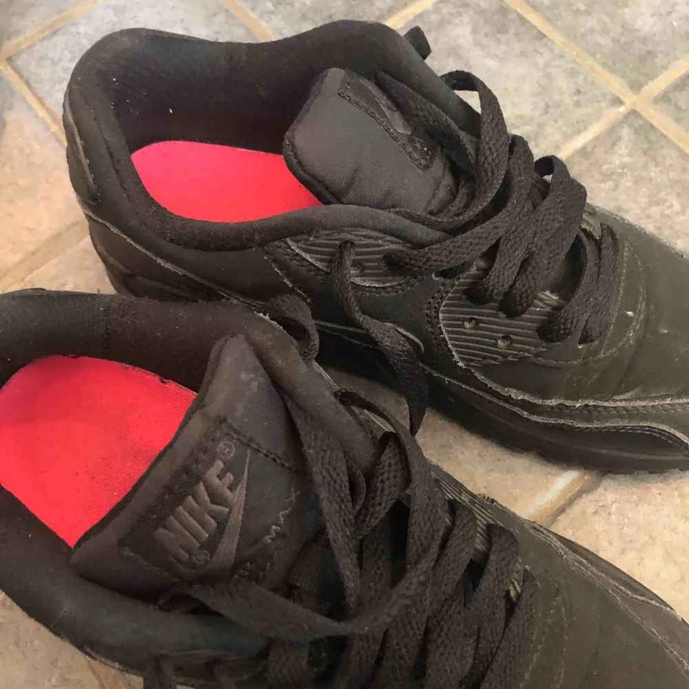 Svarta sneakers från Nike. Air Max. Använda tre gånger.  Köparen står för frakten. Skor.