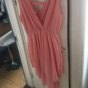  - Ljusrosa/peachy klänning🌺 Använt endast en gång - den är som ny!! 