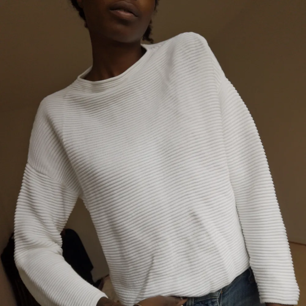 Vit (krit vit verkligen) tröja från H&M Basic. Aldrig använd! Fin casual tröja med höghals som passar både till jeans och kostymbyxor, också fint till träningsbyxor - tighta och lösare 90tals modell. . Tröjor & Koftor.