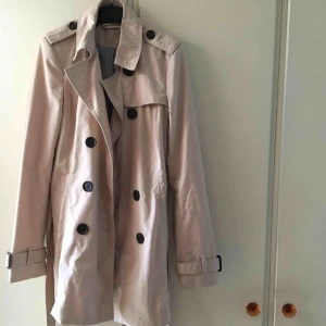  - Snygg rock som passar perfekt till hösten. Förutom att en knapp saknas är den i världshistorien gott skick! 