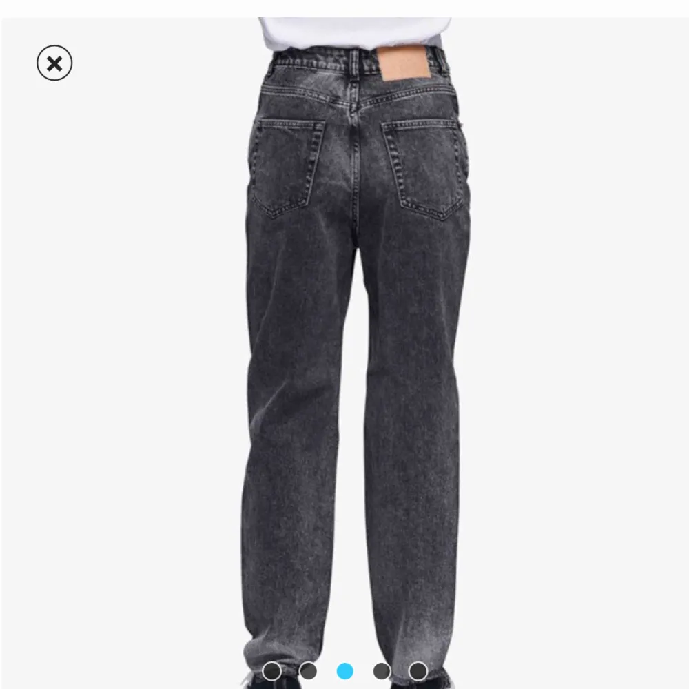 Ett par jeans HELT OANVÄNDA från cheap monday (caliroots) i modellen DONNA, st 31 32, motsvarar ungefär st M i ”vanliga” jeans. Säljer då jag helt glömde bort att skicka iväg dem och nu är det tyvärr försent🥺🌸. Jeans & Byxor.