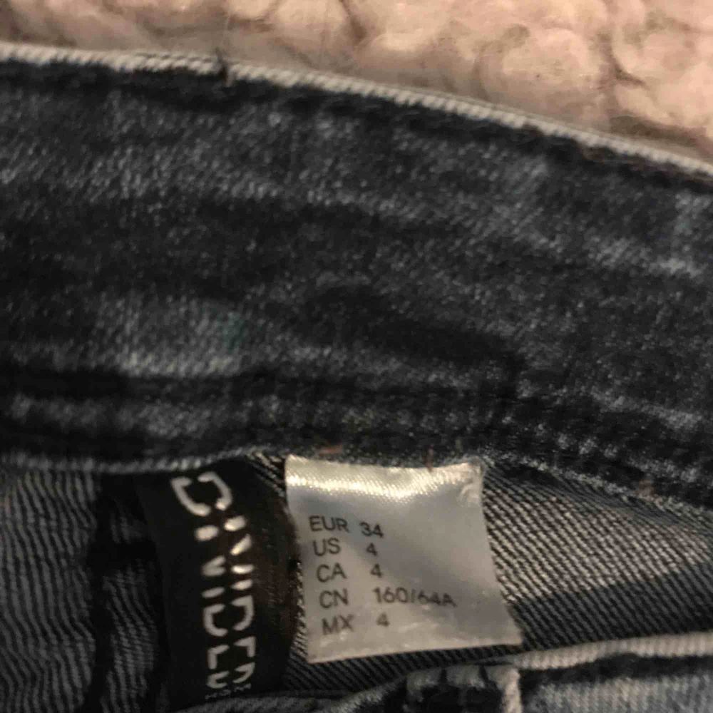 Mörkblåa byxor som är högmidjande och är köpta från H&M.   Har använt ett par gånger men är fortfarande i riktigt bra skick. Köparen står för frakten och betalningen sker via Swish👍. Jeans & Byxor.