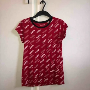  - T-shirt från GUESS i storleken M passar dock som en S. Säljer då den ej kommer till användning. Frakt tillkommer!