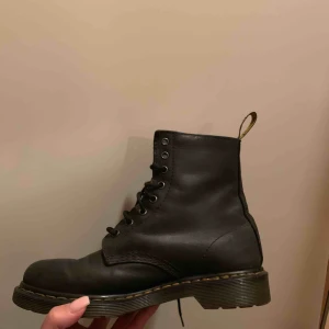  - Fodrade Dr.MARTENS!  Storlek 39 men skulle lätt passar 38or också!  Använda så fodret blivit liksom platt men de fyller fortfarande sin funktion och det är inget som påverkar utseendet! 