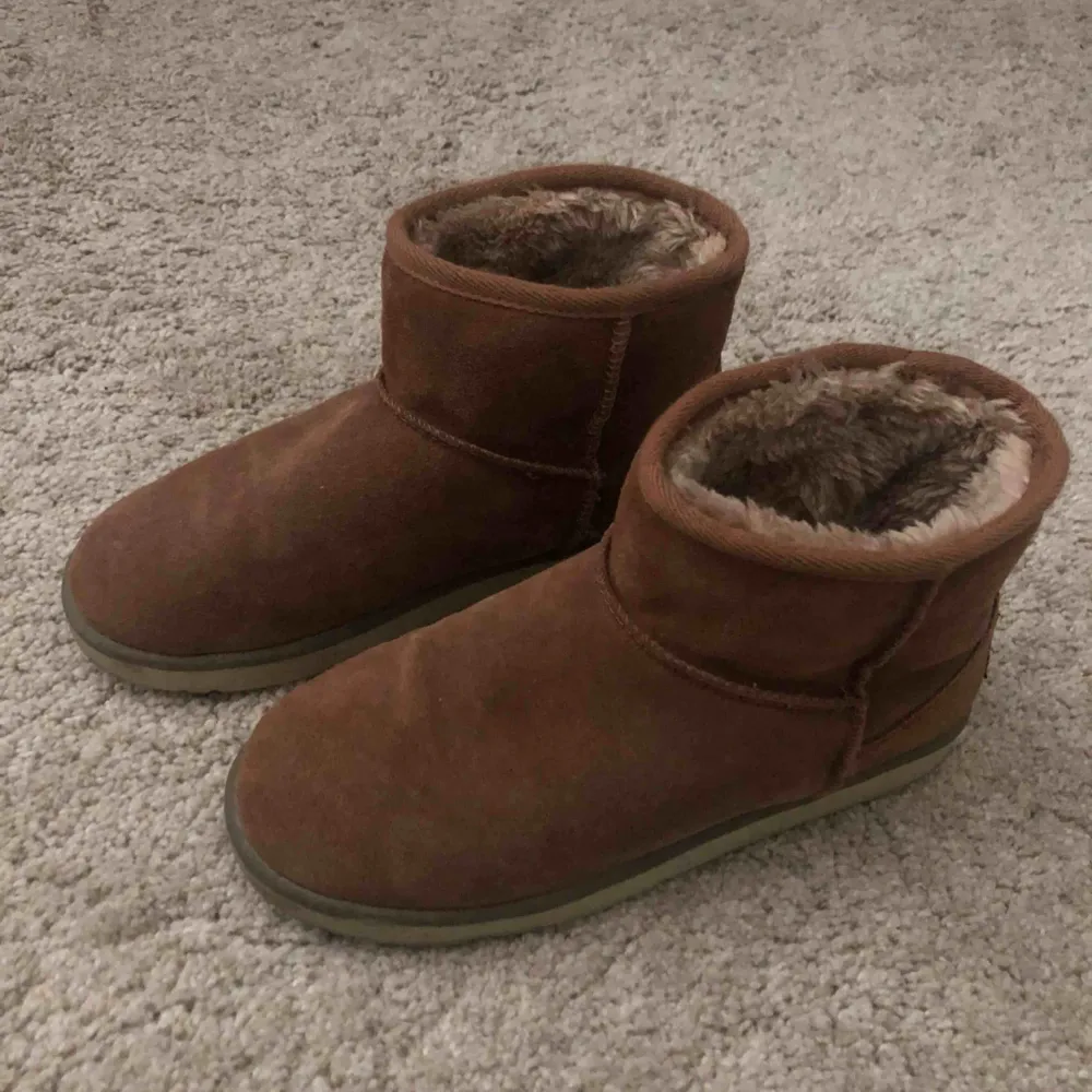 Supersköna och oanvända uggs från River island! Sköna till vintern! Köparen står för frakt eller mötas i Uppsala/Björklinge❣️. Skor.