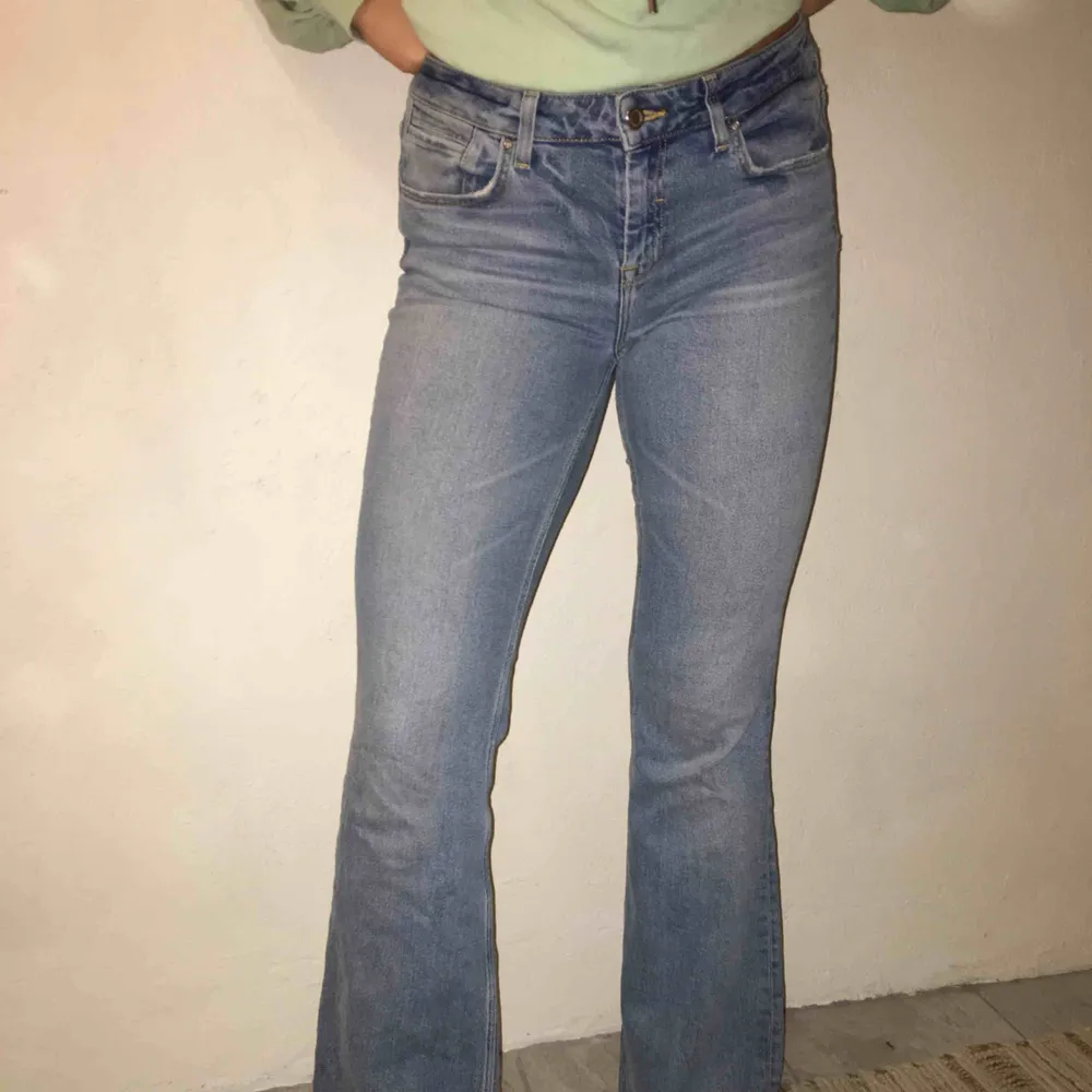 Ett par bootcut jeans från Zara! Hör av er vid intresse! Köparen står för frakt eller möts upp i Trollhättan! Pris kan diskuteras!!!☺️☺️☺️. Jeans & Byxor.