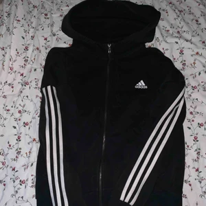  - en tjocktröja från adidas i bra skick. storlek S möts upp i stockholm
