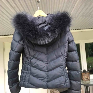  - Säljer nu denna marinblåa dunjacka - perfekt för höst/vinter. Använd men fortfarande fint skick. Ej äkta dun. Har en mycket mysig luva men man kan ta av den blå ”pälsen”. En av knapparna för pälsen är sönder men går såklart att laga lätt! Möts i slussen.