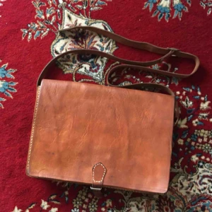  - Axelremsväska i skinn i använt skick. Köpt på en marknad på Mallorca för länge sen.   Betalning sker med swish! Kan hämtas på Södermalm eller i Hökarängen, Stockholm. 