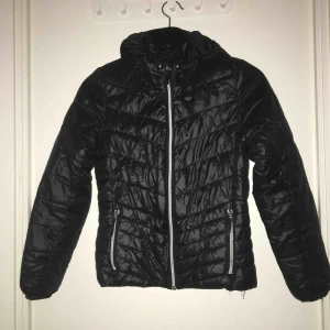  - Fin höst jacka , lite trådar annars toppen skick! Inget fel på dragkedjan. 152 barn storlek men funkar på XS 