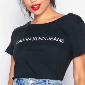  - T-shirt från Calvin Klein i storlek XS. Köparen står för frakt :)