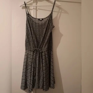  - Sommarklänning, sparsamt använd. Köparen står för frakt. 