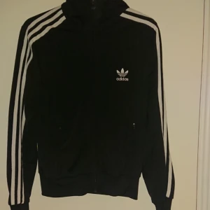  - Adidas orginals storlek 40 frakten ingår i priset 