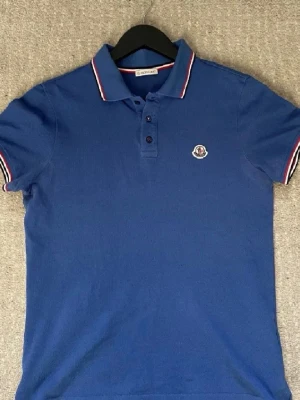 Moncler Piké - Hej Säljer denna Moncler Piké i storlek S, perfekt nu inför kommande sommar. Den är i fint skick och inga större problem med den. Vid funderingar hör gärna av dig. Mvh 