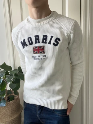 Morris tröja unik stickad  - Morris tröja unik stickad,väldigt unik med sin sorts av stickning. Najs dock!  Inga defekter! Modellen i bilderna är 180 cm 75 kg och bär Storlek M, Kom med frågor! 🌟 (Kan gå ned i pris vid köp av paket 😉) 