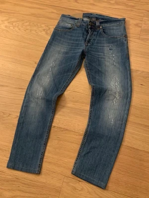 DonDup Jeans (Archive) - Säljer ett par riktigt snygga archive dondup jeans i passformen straight/slim, den är väldigt populär (man ser den överallt). De har slitningar och tvätt som många söker. Skicket är 8/10. Storleken är 29. Priset är 699kr, kan sänkas.