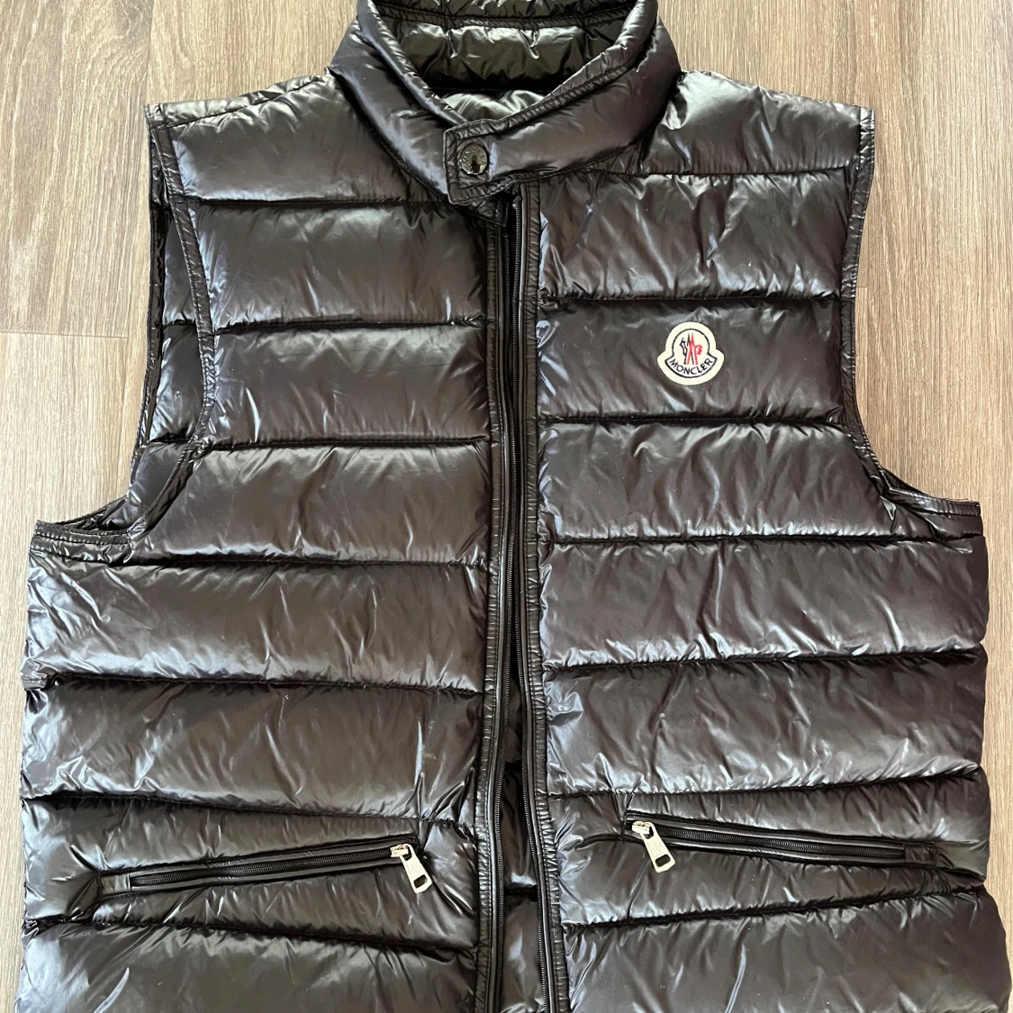 Svart dunväst från Moncler - dragkedja trasig, därför billig 