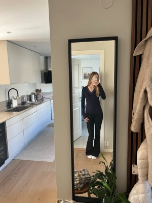 Mörkblå spets tröja från Gina  - Säljer denna mörkblåa spetströjan från Gina i storlek 158-164, ungefär XS/S. Jättesnygg och skön. 