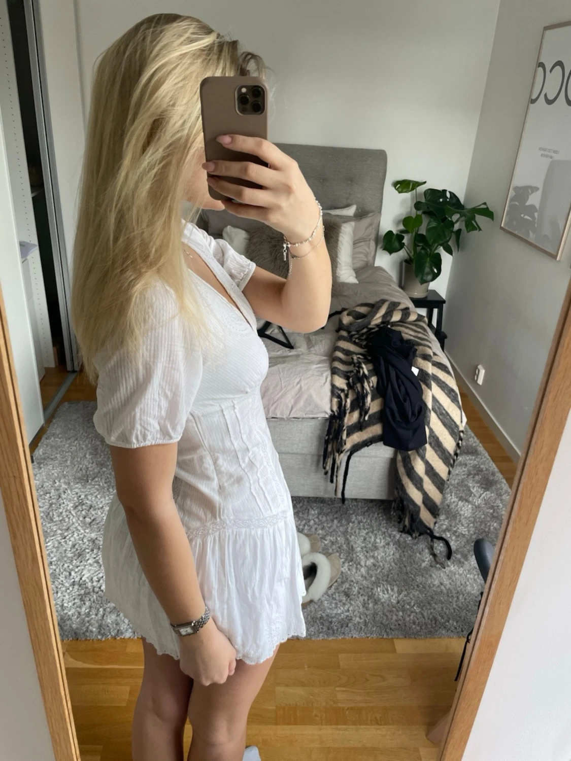 Vit kortklänning med v-ringning - 2