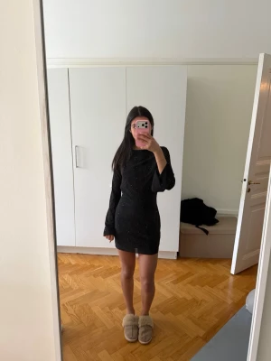 Svart glittrig långärmad klänning - Finns tyvärr ingen lapp kvar i klänningen men den passar mig som är en XS och kan nog passa en som har S också🤗