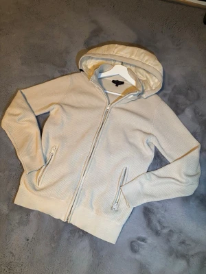 Indicode cardigan med dunluva  - | Jag säljer nu en riktigt fet cardigan ifrån indicode som är riktigt snygg med en dunluva och säljs inte längre | Storlek: S | Skick: 9/10 | Skriv till mig ifall du har fler frågor och bilder ;) 