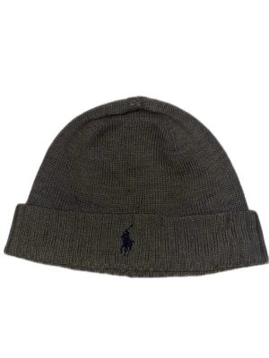 Grå stickad mössa från Polo Ralph Lauren - Snygg grå stickad mössa från Polo Ralph Lauren med klassisk uppvikt kant och mörkblå broderad logga framtill. Perfekt accessoar för kyliga dagar och enkel att matcha med olika outfits. Tillverkad i mjukt material för skön passform. Mössan är no size och passar därför på allas huvud, retail pris på denna mössan ligger på ca 850 kr så blir mitt pris därför 600. Hör av er om ni har fler frågor