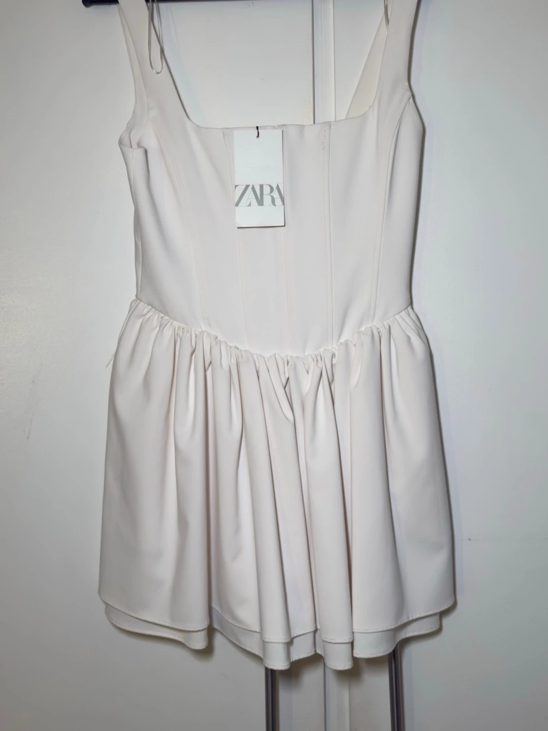 Vit kort klänning med breda axelband - 2