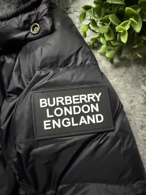  Burberry London England - Burburry Jacka  - Storlek: S📏  - Skick: 10/10♻️   - Pris: 700kr💵   - Färg: Svart - Frakt: Fraktas samma dag, anländer till ditt hus inom 3-4 dagar🚚   Tveka inte att skriva vid minsta fråga!💭 
