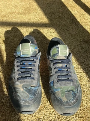 Gröna Valentino Rockrunners  - Nu säljer jag några feta Valentino Rockrunners skor med feta detaljer. Priset kan diskuteras men inget överdrivet. Hör av er om ni har några frågor så är jag glad att kunna få svara på dom🙌