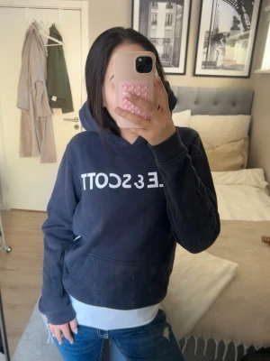 Mörkblå hoodie från Lyle & Scott - Säljer en mörkblå hoodie från Lyle & Scott!Hoodien har en stor huva, ribbade muddar och en klassisk magficka. Passar en xs-s 🥰💗❤️❤️Nypris 650 kr! 