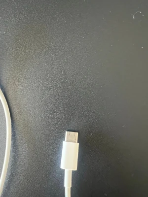 Vit USB-C till Lightning-kabel - Säljer en vit USB-C till Lightning-kabel som funkar perfekt för att ladda och synka din iPhone eller iPad. Säljer 3 stycken lika. 79kr styck. Aldrig använda!