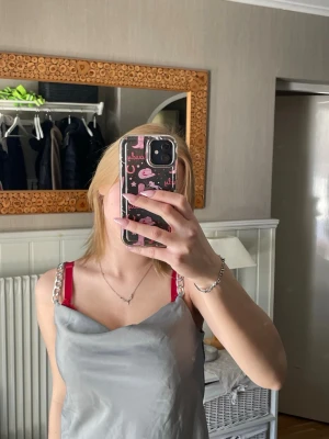 Gråtlinne med kedje band🍾💕 - Perfekt för fest eller om du skulle vilja va uppklädd. Säljs då jag växt ur den runt bysten. Men den e super fin i formen och har använts några fåtal gånger för speciella gånger.💕🦖🍾