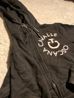 Svart hoodie från Cavallie Oscana - Cavalleria Toscana tröja använd 1-2 ggr max, fint skick, ej tvättad, barn storlek