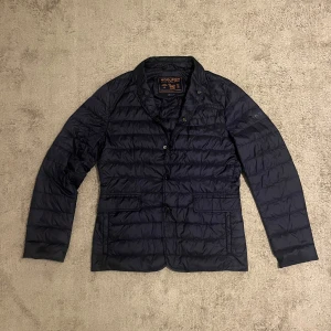 Woolrich Kavaj - En kavaj/jacka från Woolrich i storlek S.  Passar mig som är 177 väger 75 kg. Den är i mycket bra skick. Hör av dig vid frågor eller funderinga