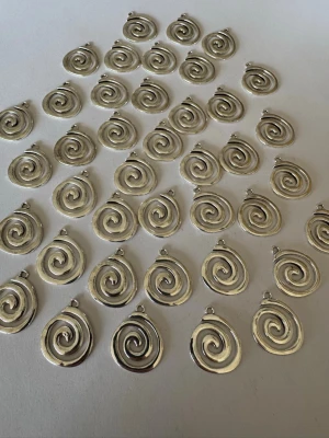 Spiral (pris gäller 4+1) - Säljer av material som jag använt för att göra smycken. Har 2025 tillverkat och sålt smycken för över 50.000kr så är något folk uppskattar (om man håller låga priser) . Nu har jag dock tappat intresset så säljer av allt jag har. Kolla gärna in andra annonser   I denna annons hittar du berlocker för smyckestillverkning . Kostar 10kr st men vid köp av 4 får man en extra . Blanda gärna med mina andra annonser där det säljs styckvis och gör ett eget paket