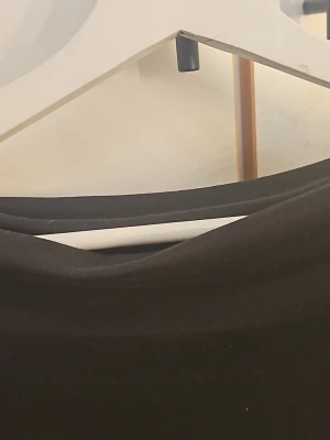 Svart offshoulder topp - En svart offshoulder topp med lös passform. Toppen har korta ärmar och är tillverkad i ett mjukt bomullsliknande material. Perfekt för en stilren och enkel look.