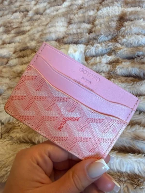 Korthållare Rosa  - Säljer denna rosa korthållare mycket bra skick 🩷