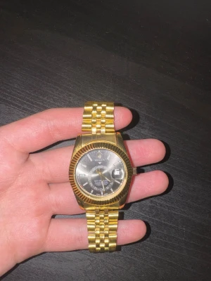 Guldfärgad klocka - Skickas samma dag!