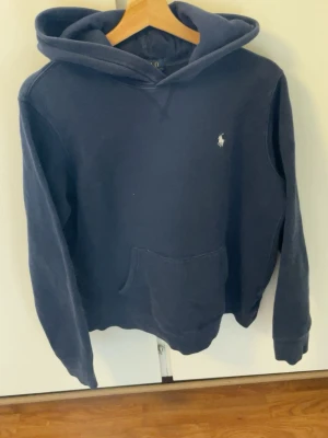Raulph lauren hoddie marinblå - Schysst marinblå raulph lauren hoddie. Storlek S. Inte så använd skick 9,5/10. Pris kan diskuteras.